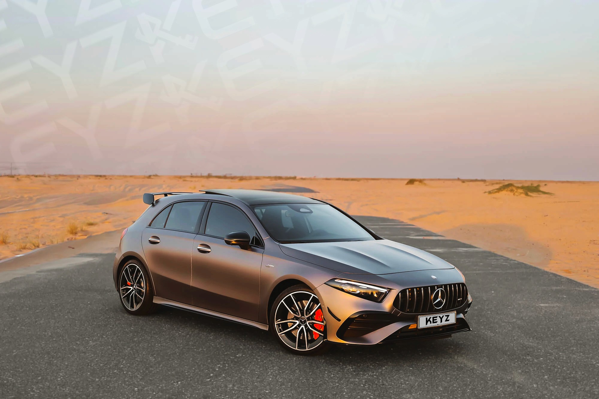 Vue extérieure Mercedes A35 AMG Gris – Location Sportive à Dubaï | Keyz Rent