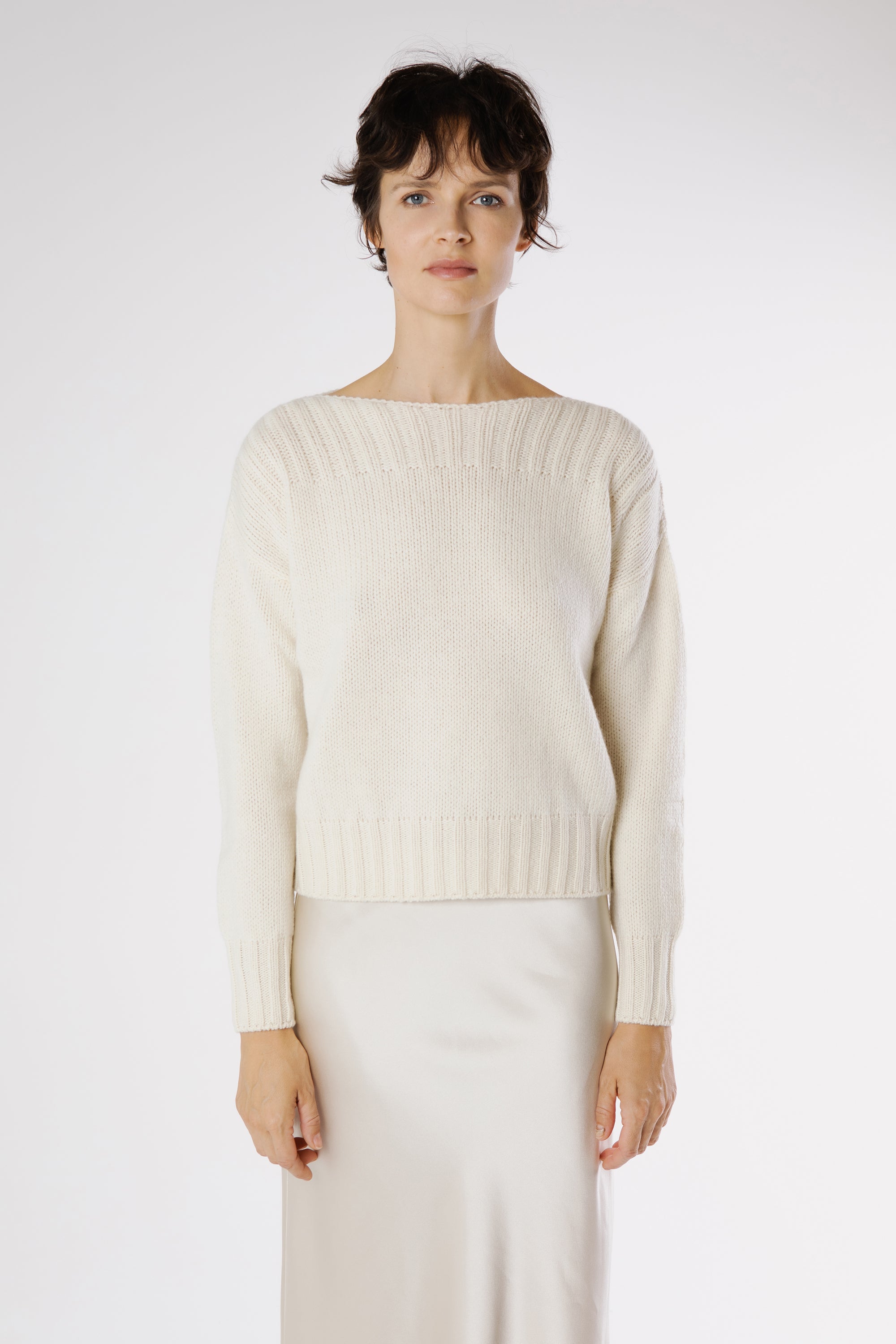 Front view of the Amato Cashmere Pullover Lapponia in elegant ivory, highlighting its relaxed silhouette and refined ribbed neckline.