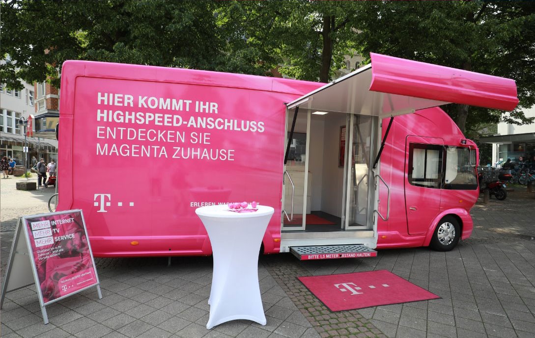 Illuminierte Halle mit vielen ZuschauerInnen