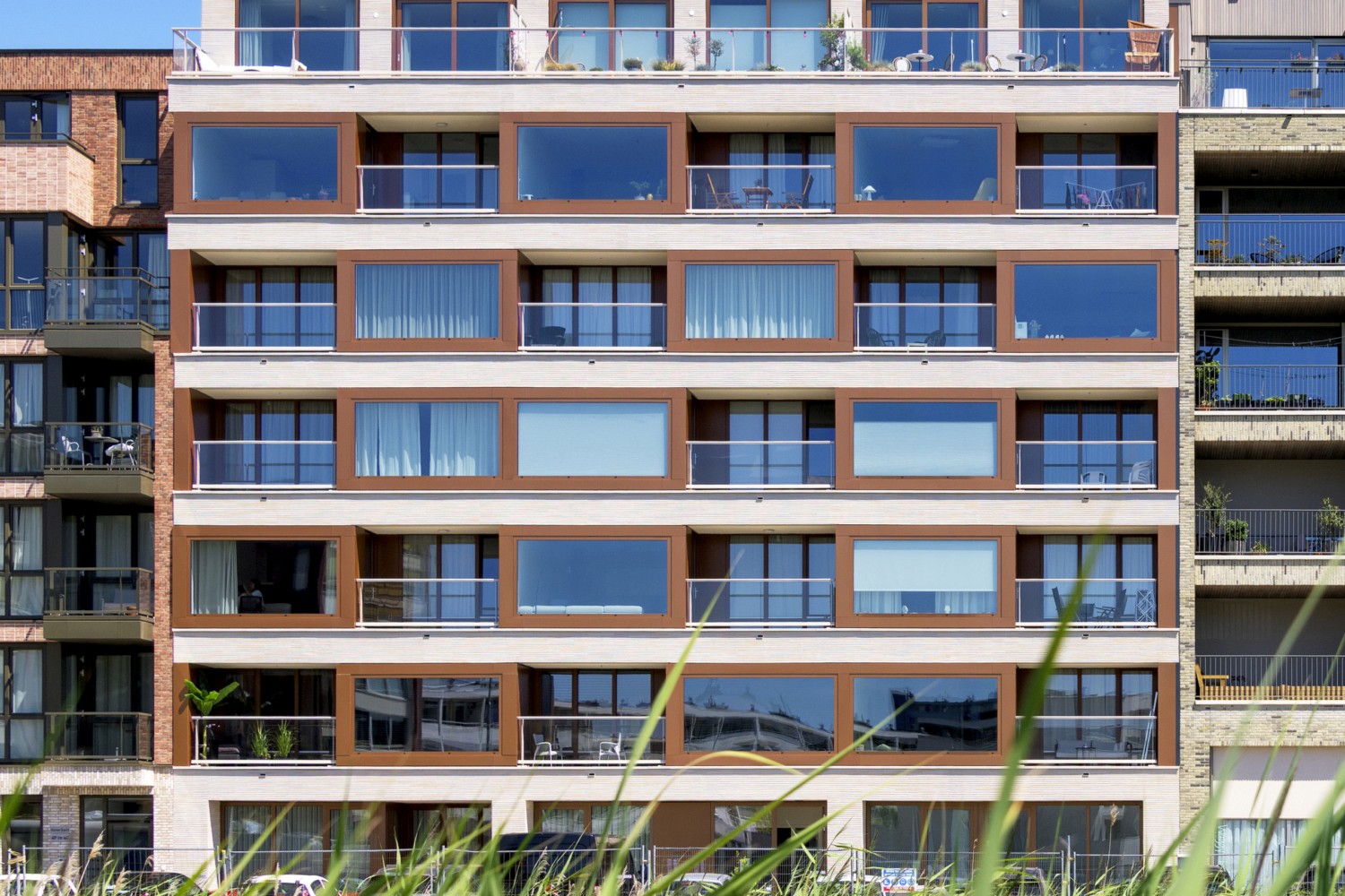 3D-visualisatie van een woning in aanbouw, met bouwtekening en steiger