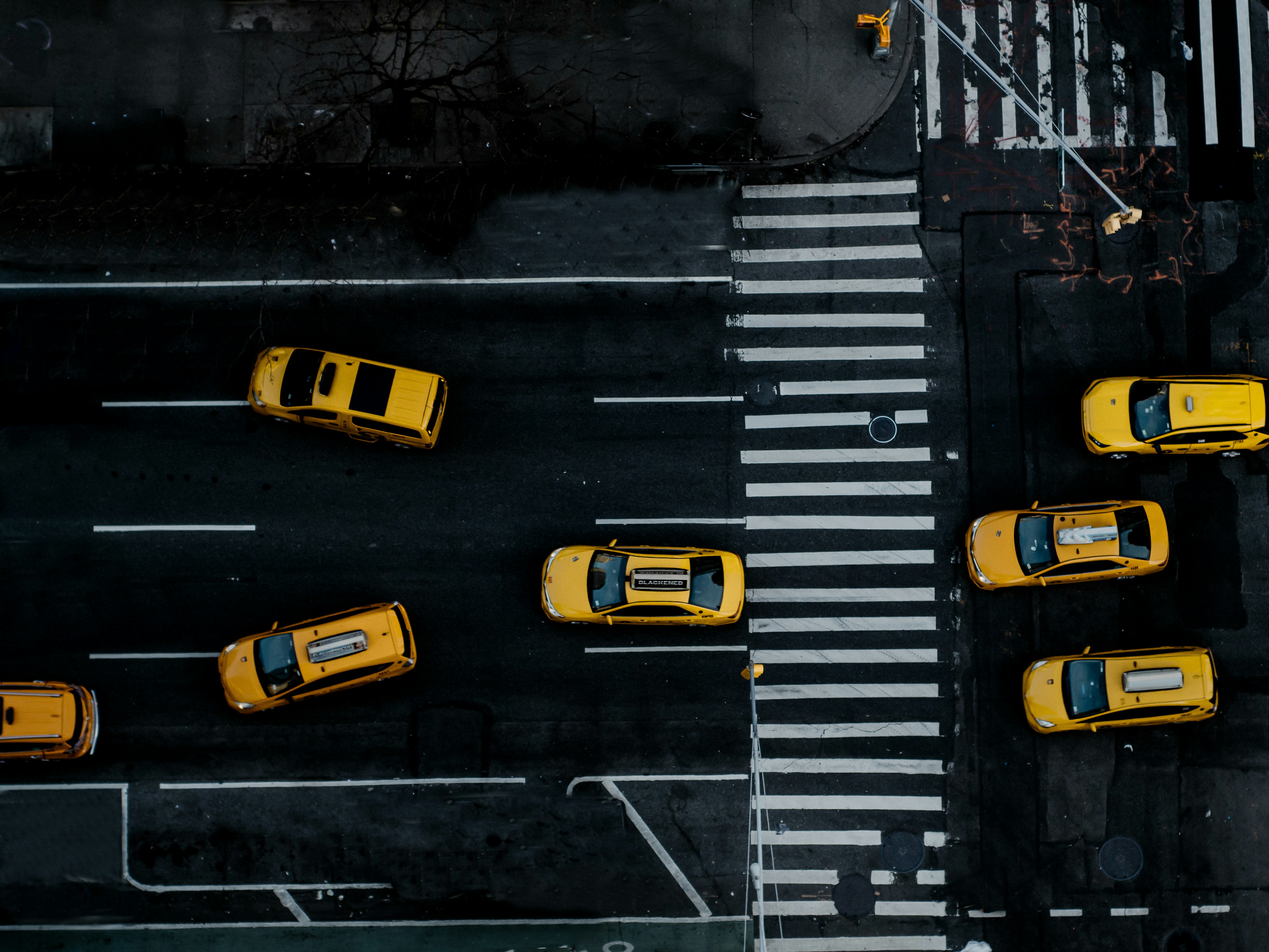 Gelbe und schwarze Autos auf der Straße