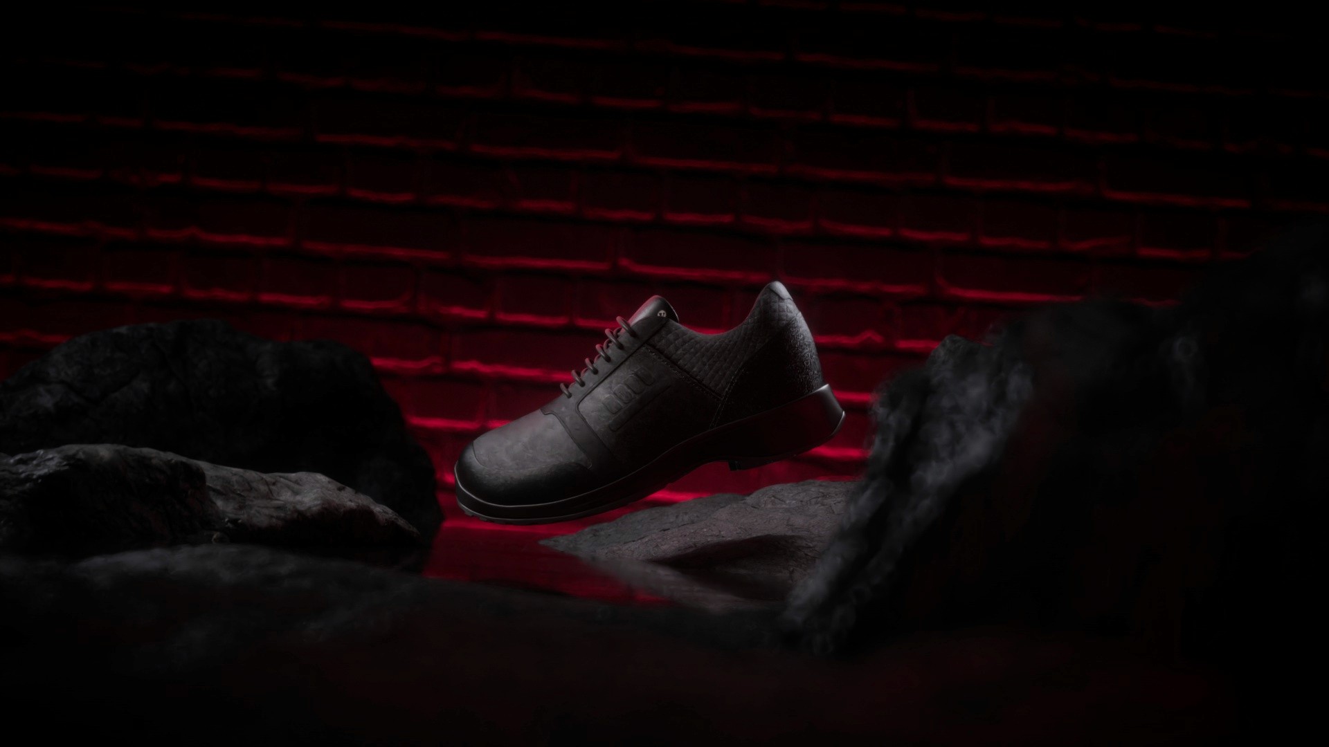 3D-Rendering eines Sicherheitsschuhs mit dramatischer Beleuchtung und roten Lichtakzenten auf dunklem Hintergrund