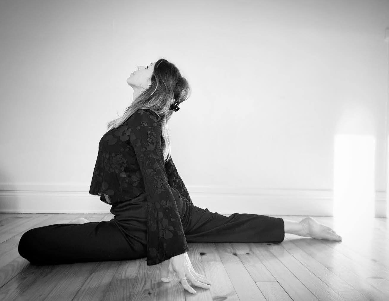 image de description de la section "à propos de moi" sur mobile, posture du pigeon, vue de profil de l'ensemble de la posture, tête vers ciel, doigts sur le sol