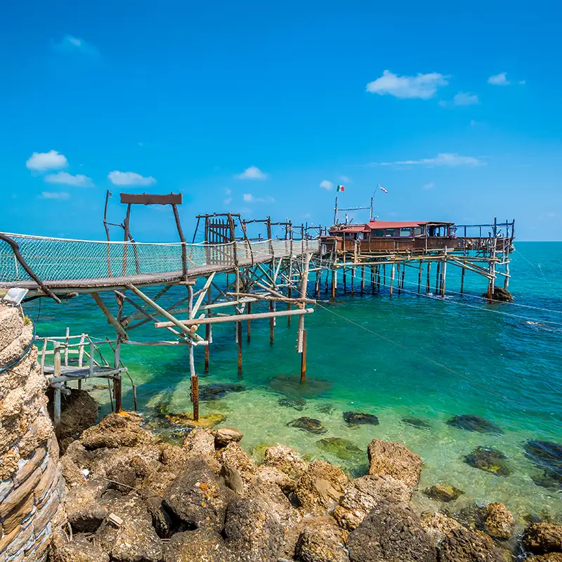 Trabucco-restaurant på påler i Adriaterhavet
