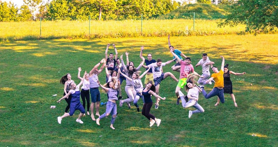 Gemeindemitglieder posieren gemeinsam für ein Gruppenfoto.