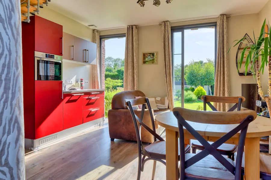 Séjour avec cuisine moderne et vue sur jardin au Cottage Veules-les-Roses en Normandie
