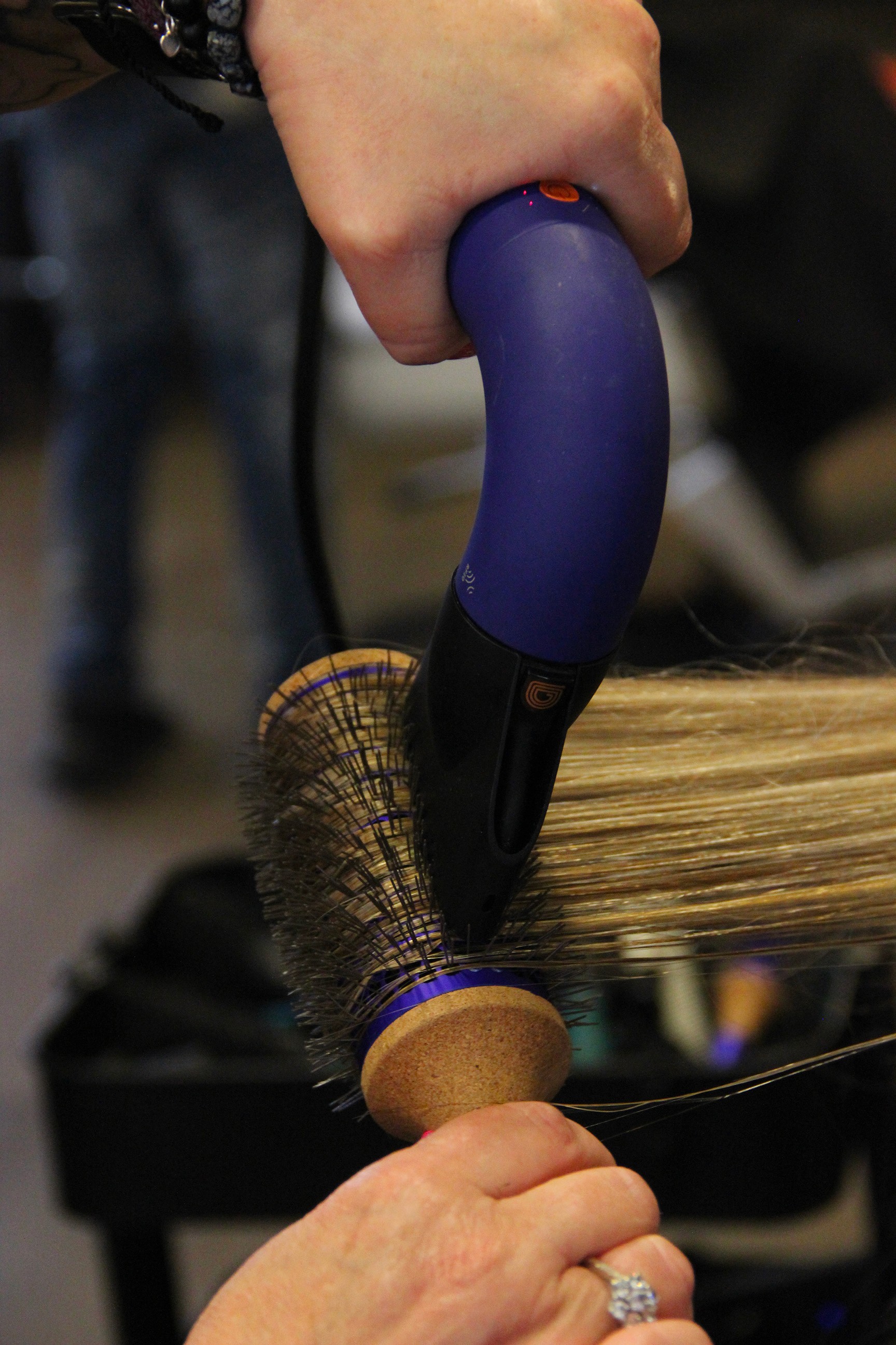 Servizio fotografico per Strike Inside realizzato da Aura Studio, agenzia di comunicazione di Genova: contenuti visivi che uniscono storytelling, artigianalità e identità del brand.