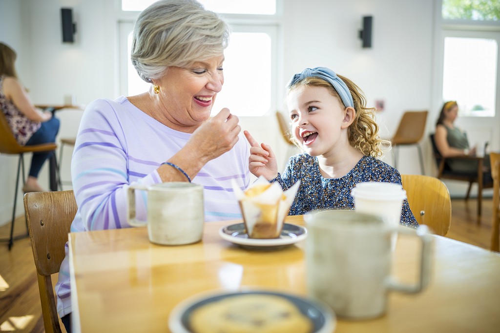 photoshoot restaurant family breakfast