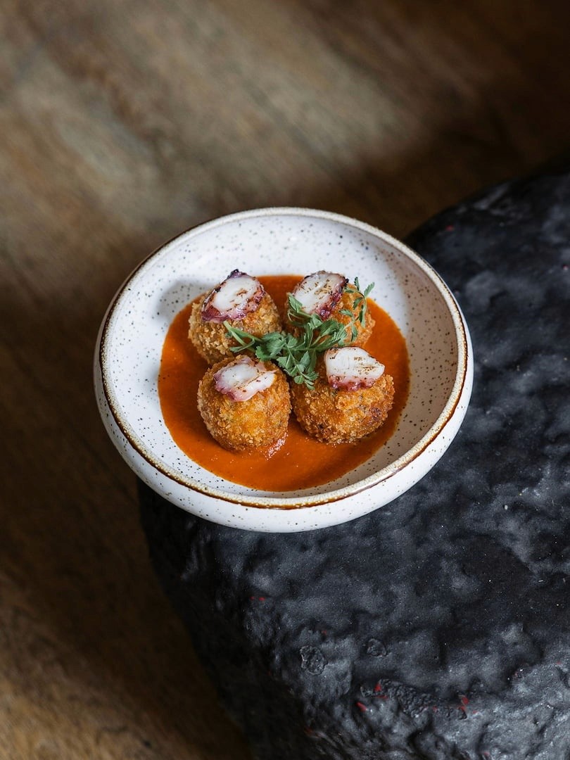 Croquete de polvo e molho "brava"