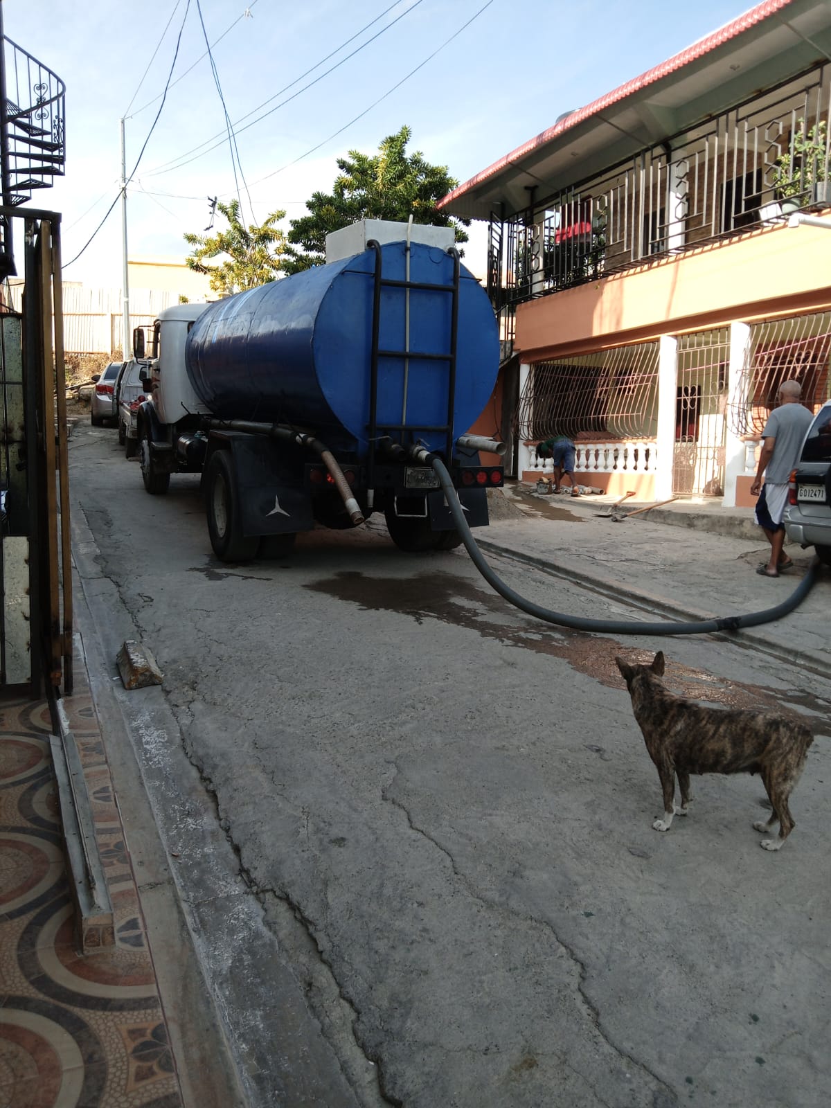 Camion cisterna de agua