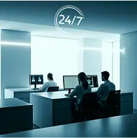 Imagem de profissionais trabalhando em frente a computadores