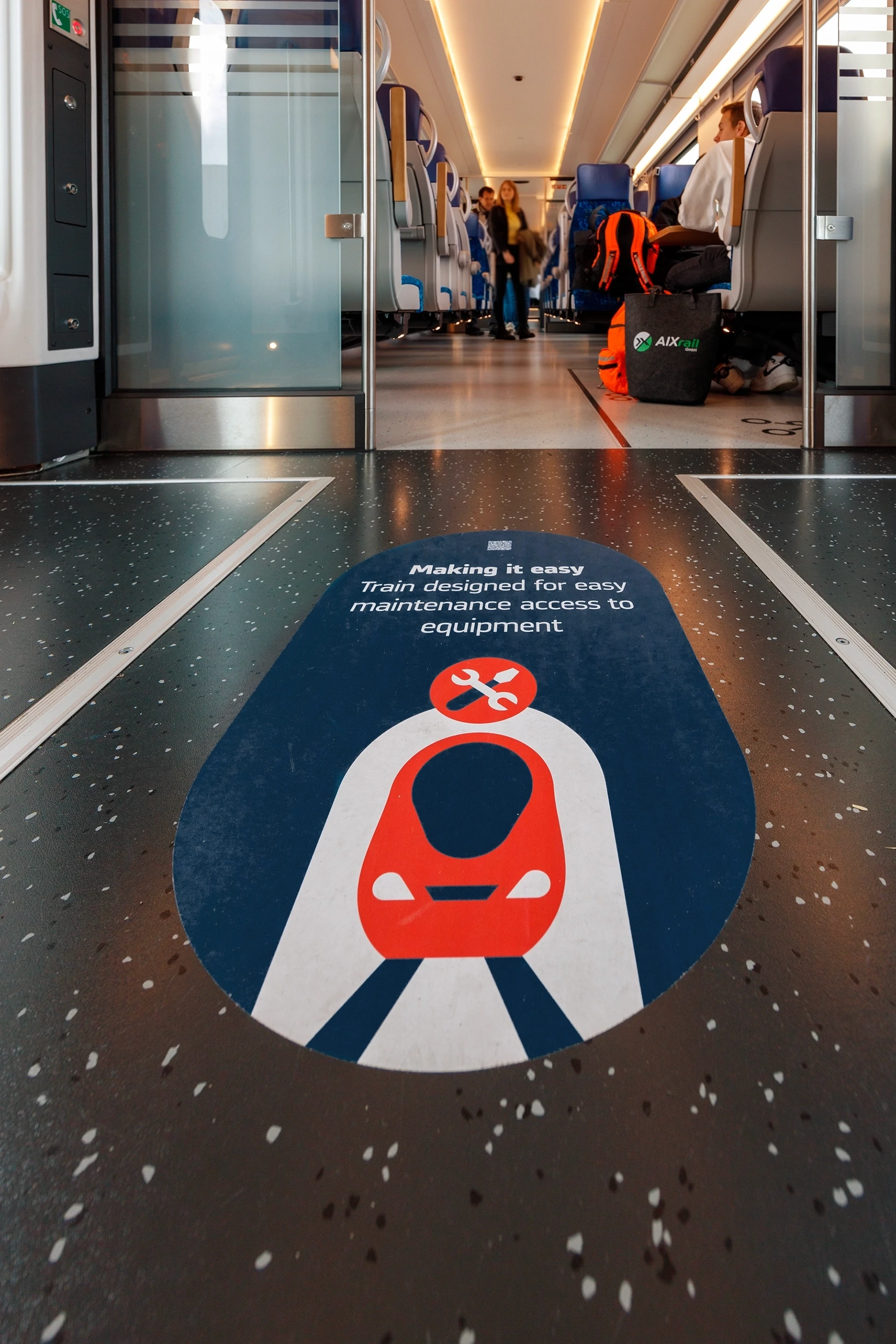 Fußbodenaufkleber "Making it easy" im Coradia Max Regionalzug auf der InnoTrans 2024