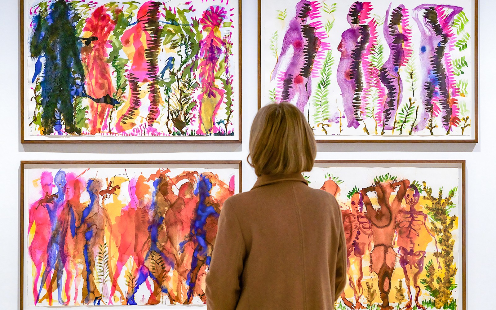 Gość oglądający kolorowe abstrakcyjne obrazy w Muzeum Picasso w Maladze.