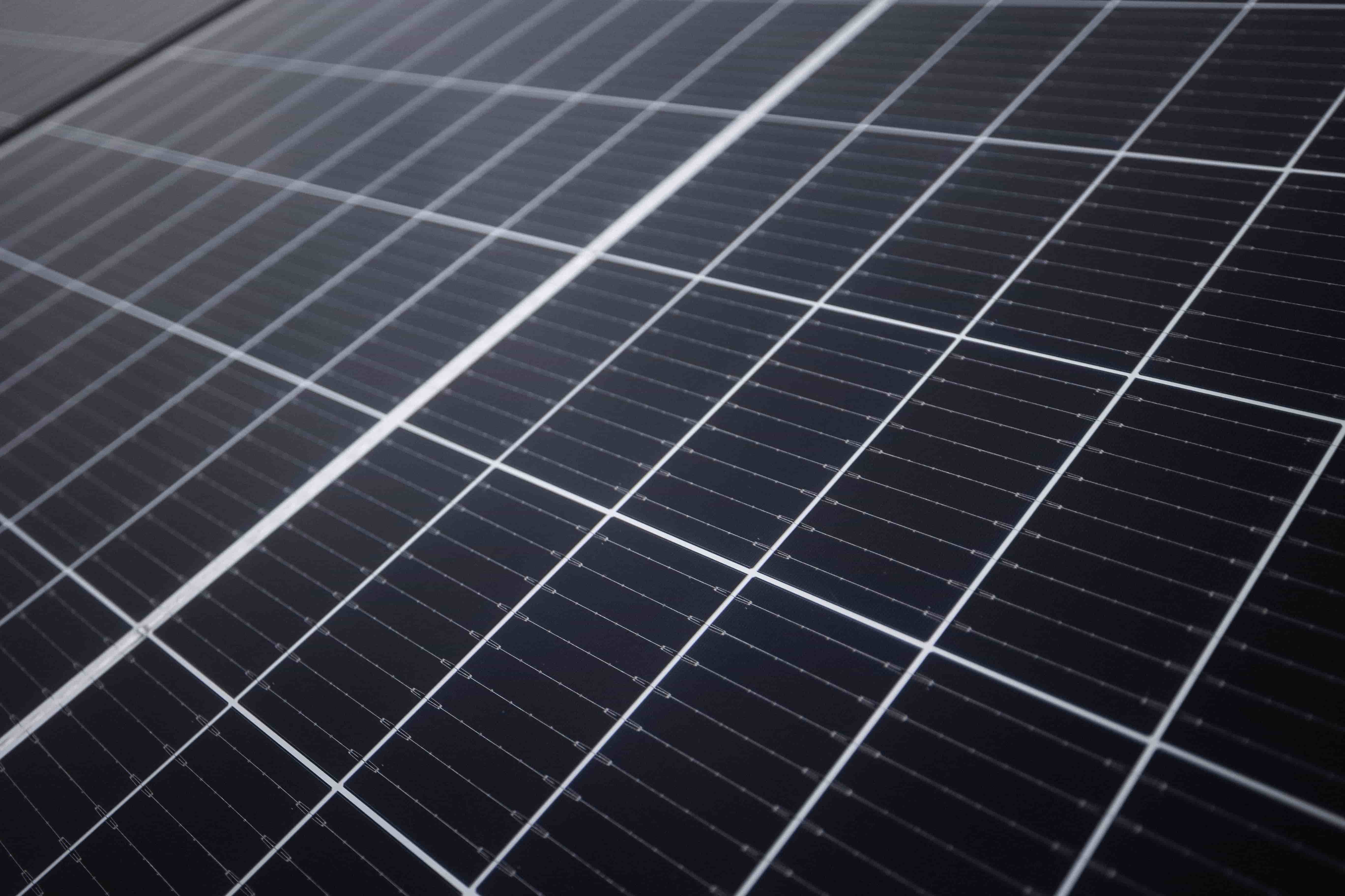 Photovoltaikanlage als Hintergrundmotiv für die Seite Über Uns