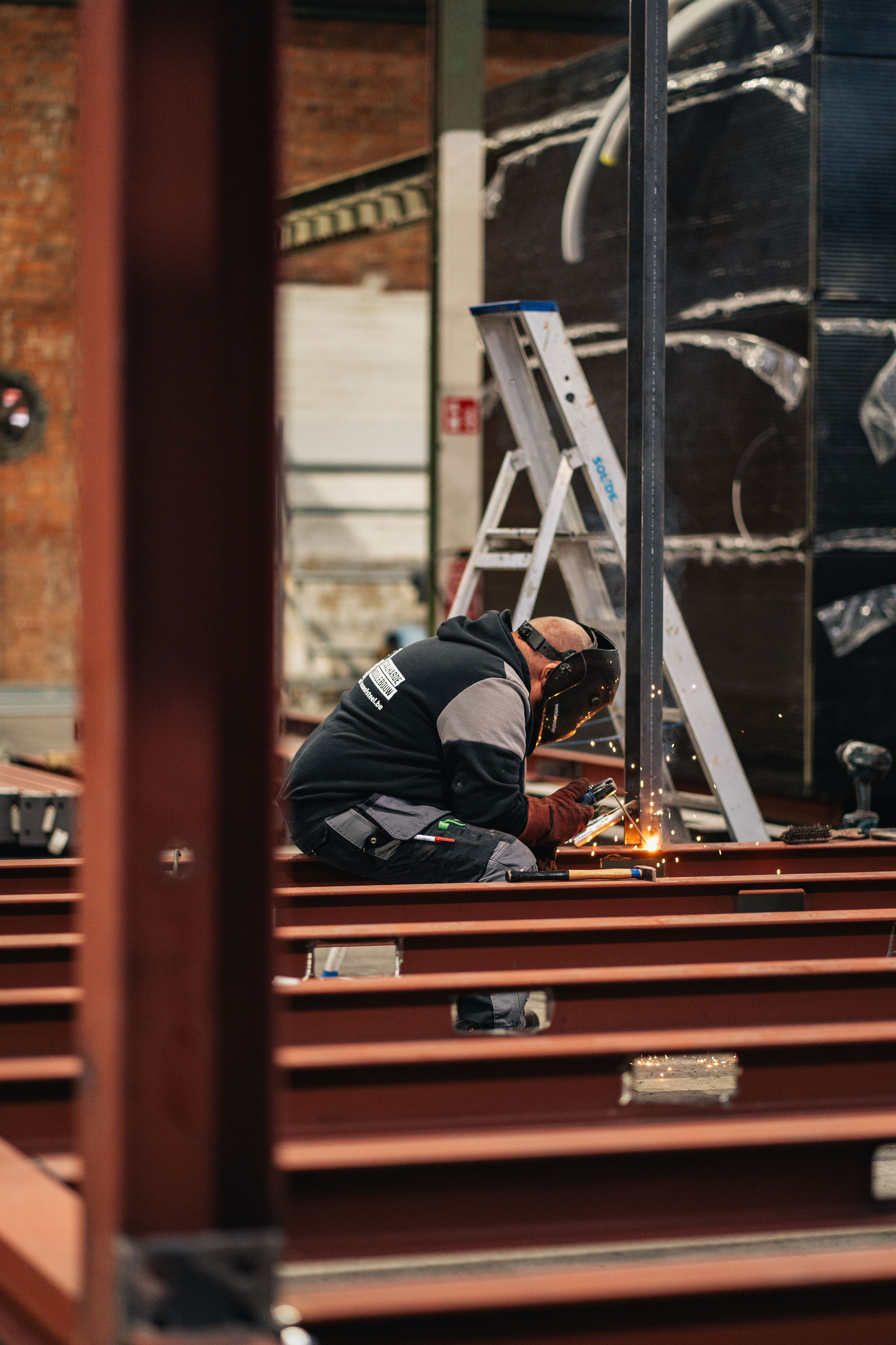 lasser  in bouwatelier van hubley