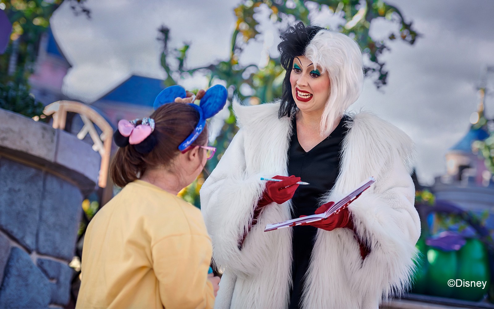 Karakterinteraksjon på Disneyland Paris med en gjest.