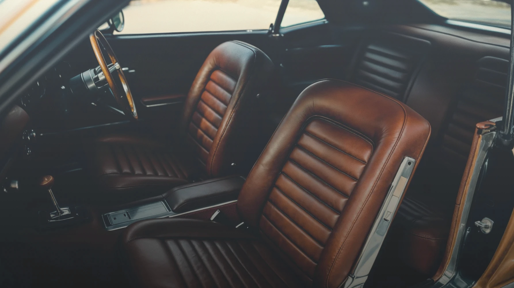 Imagem mostrando o interior de um mustang