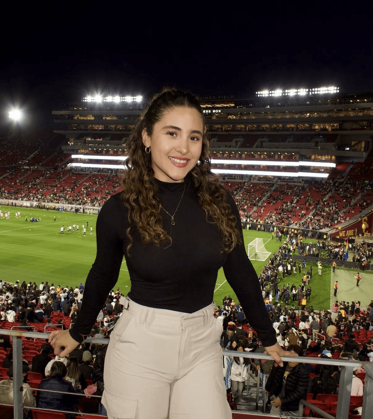 Amigos comprando aperitivos para el día del partido en un pasillo de Walmart, con Sassi Zavala y Matty FC junto a la agencia global de creadores de fútbol