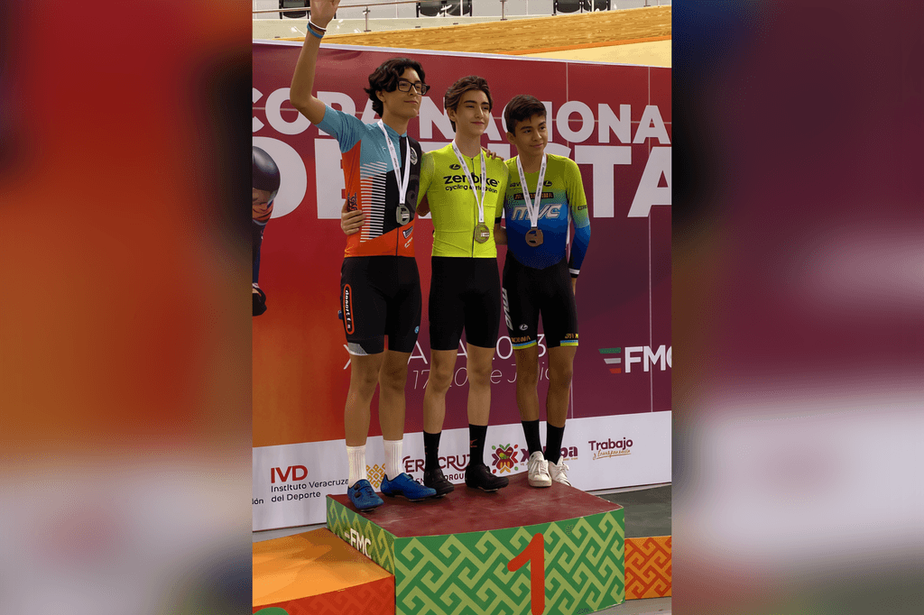 Juveniles en el podio con medallas durante ceremonia de premiación.