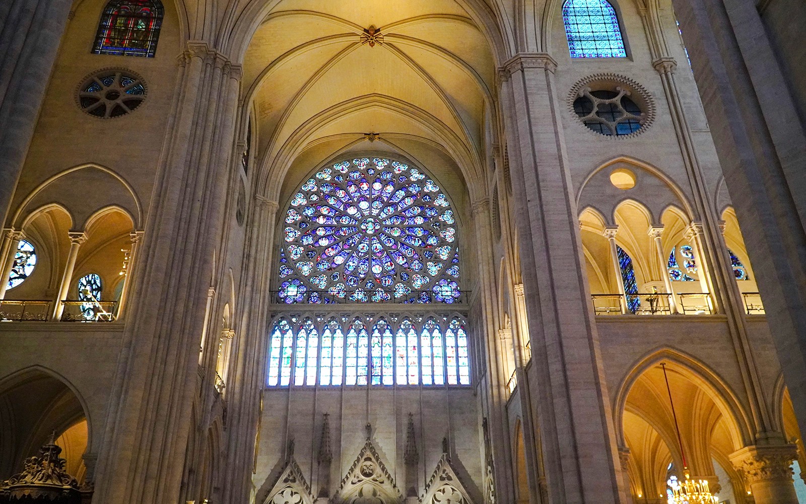 Notre Dames rosevindu med intrikate glassmaleridesign.