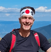 Profilbild Peter Kiefer mit Wanderstöcken