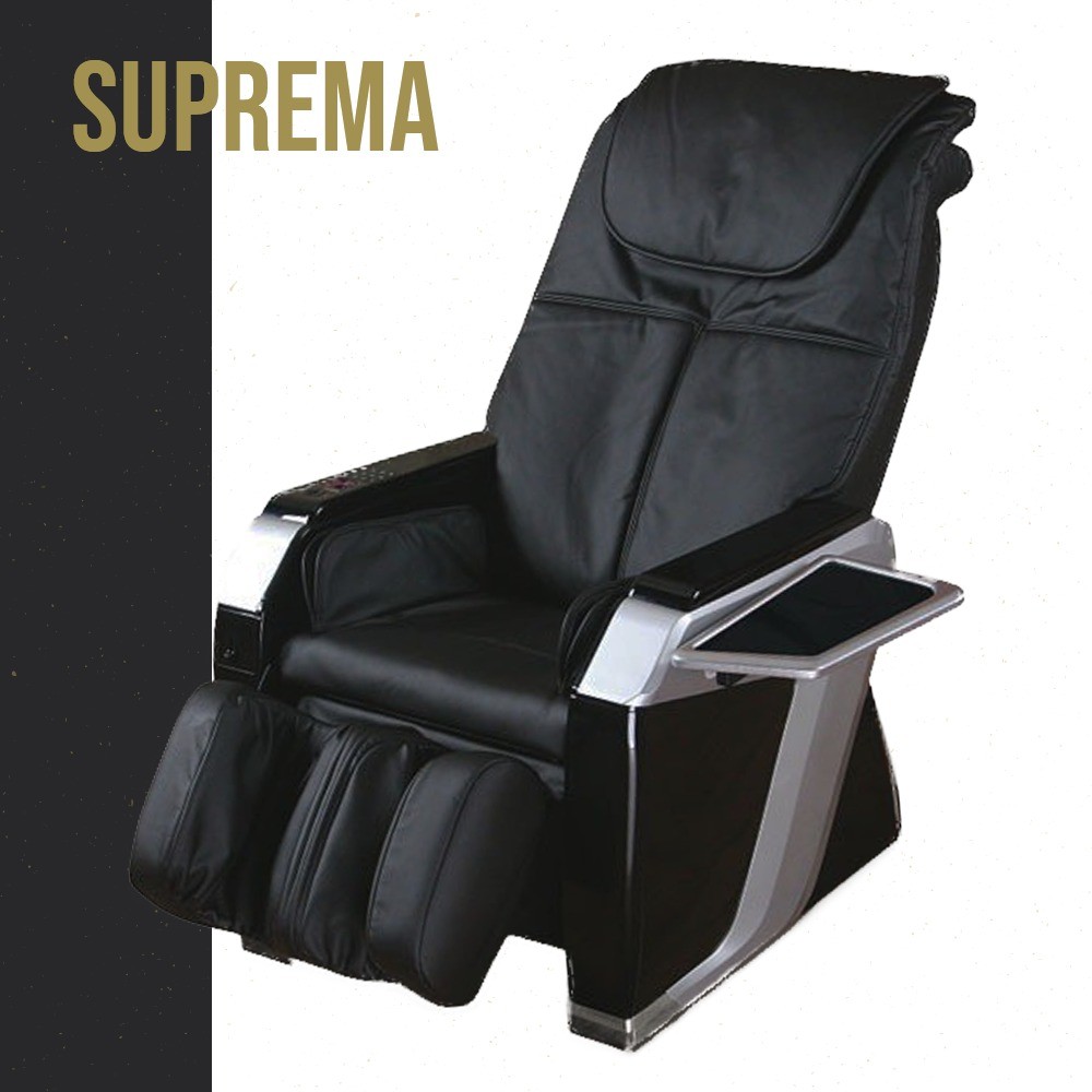 Garçom‑barista oferece espresso recém‑tirado em copo biodegradável, reforçando a hospitalidade sustentável do stand.