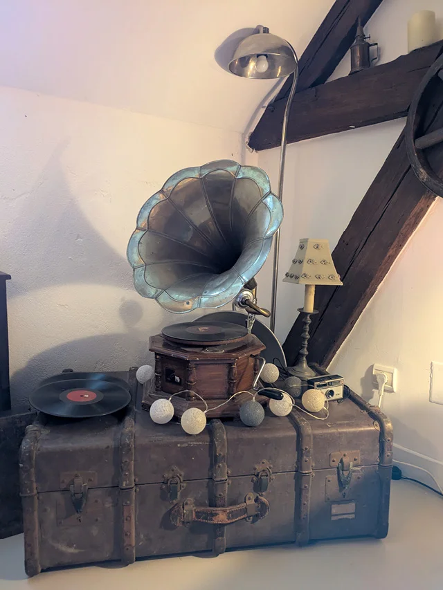 Autre détail d’objets rétro et accessoires dans la chambre BrocanTyule des curiosités&nbsp;