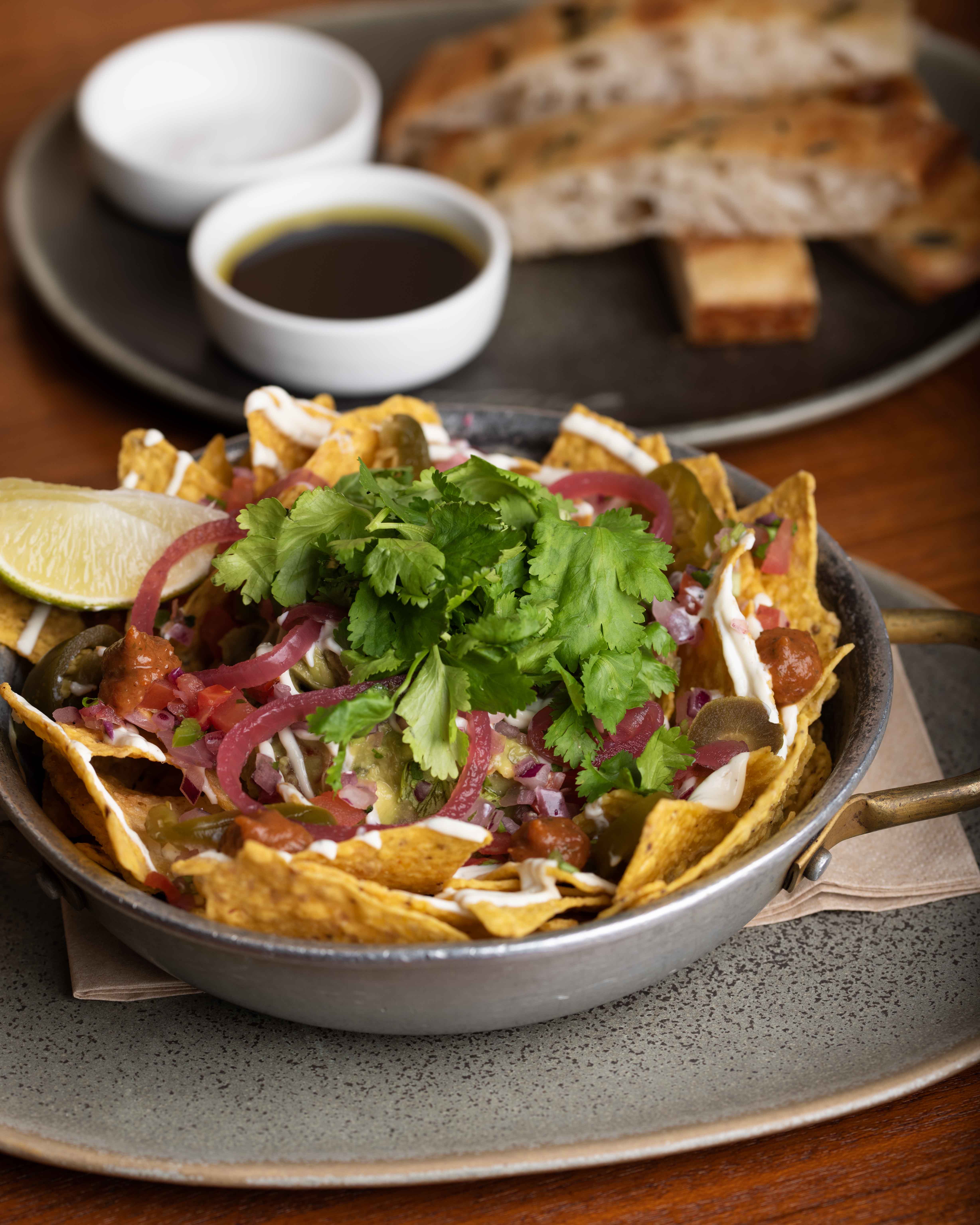 Nachos con jalapeños y cilantro fresco en Faire. Tapas & Wine, Eixample