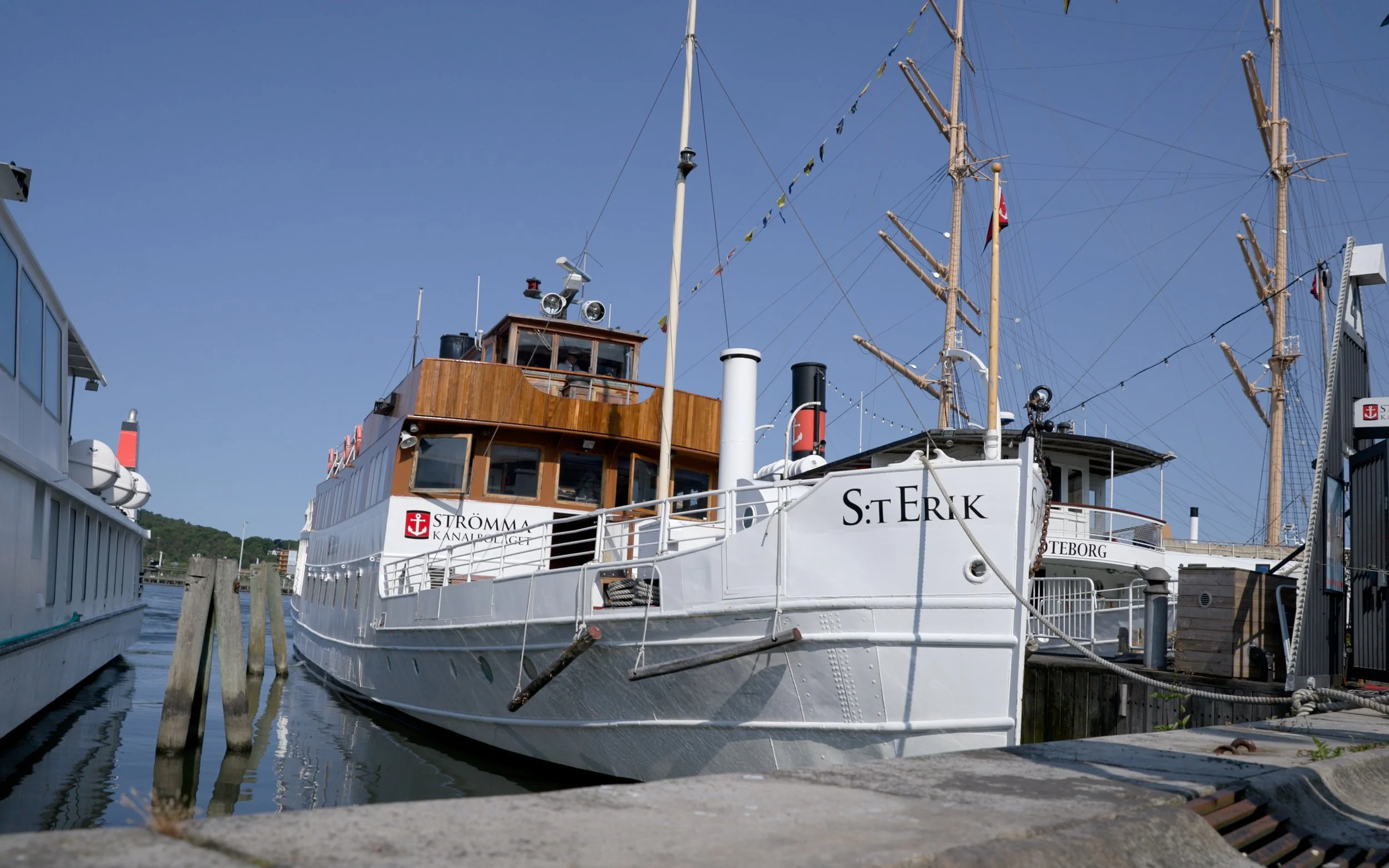 En gammal båt ligger i hamnen