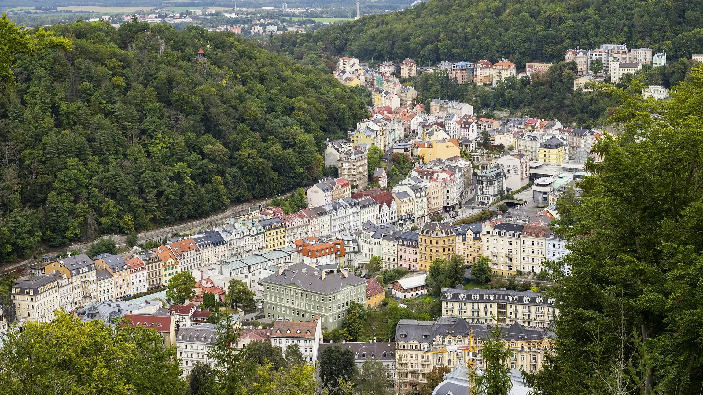Pohled na lázeňské údolí. Místo s lesklou fasádou, ale i specifickými regionálními výzvami.