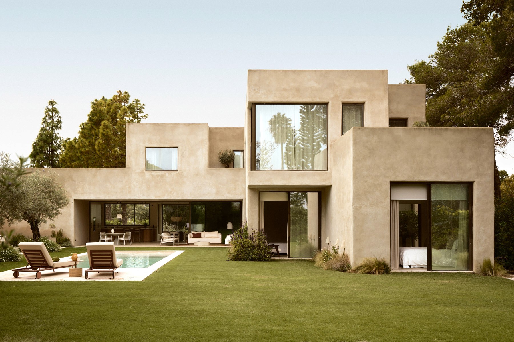 Main garden facade of a contemporary Mediterranean residence in Sotogrande.
