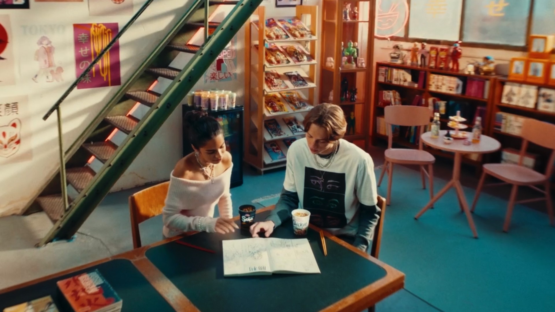 Panorama alieno con lunga strada su cui si muove FIAT Pandina, è fra nuvole ed edifici tondeggianti e allungati 