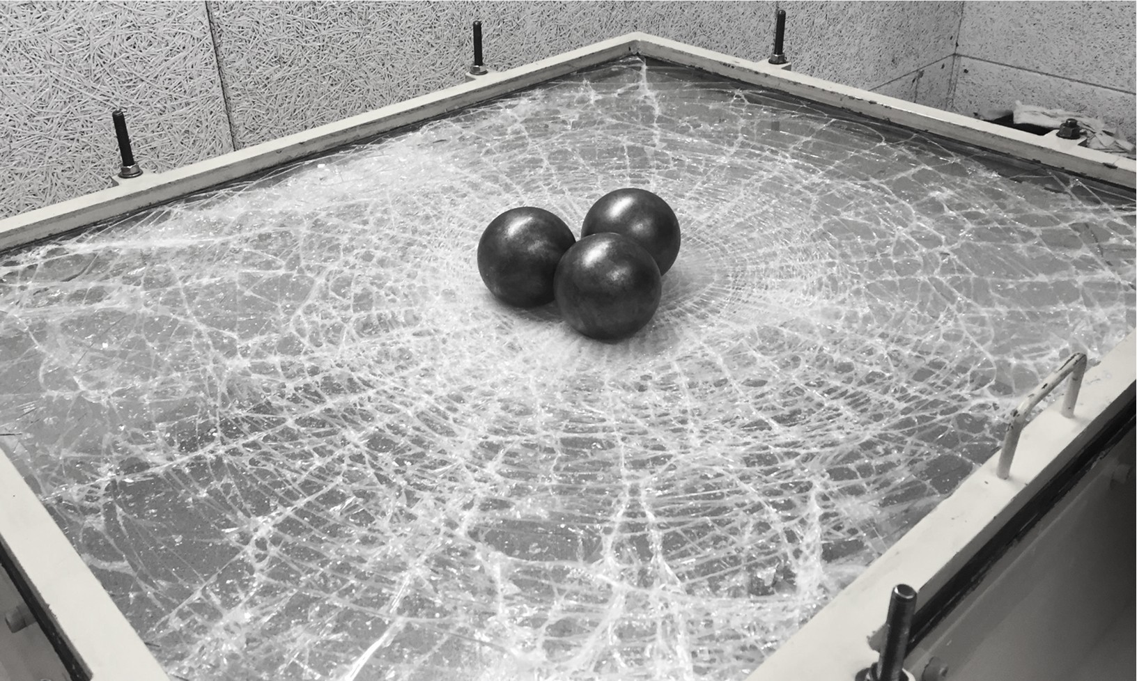 Einruchtest mit Metall-Kugeln