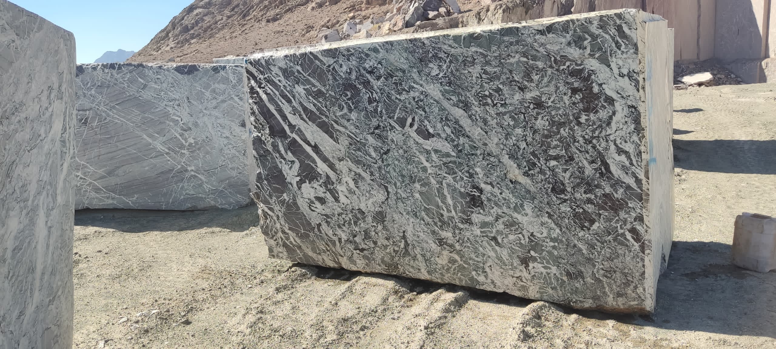 Granitblock in natürlicher Form auf Steinbruchgelände