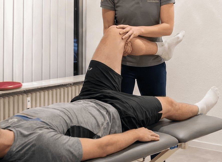 Physiotherapie Behandlung zur Mobilisation von Hüfte und Bein mit persönlicher Betreuung
