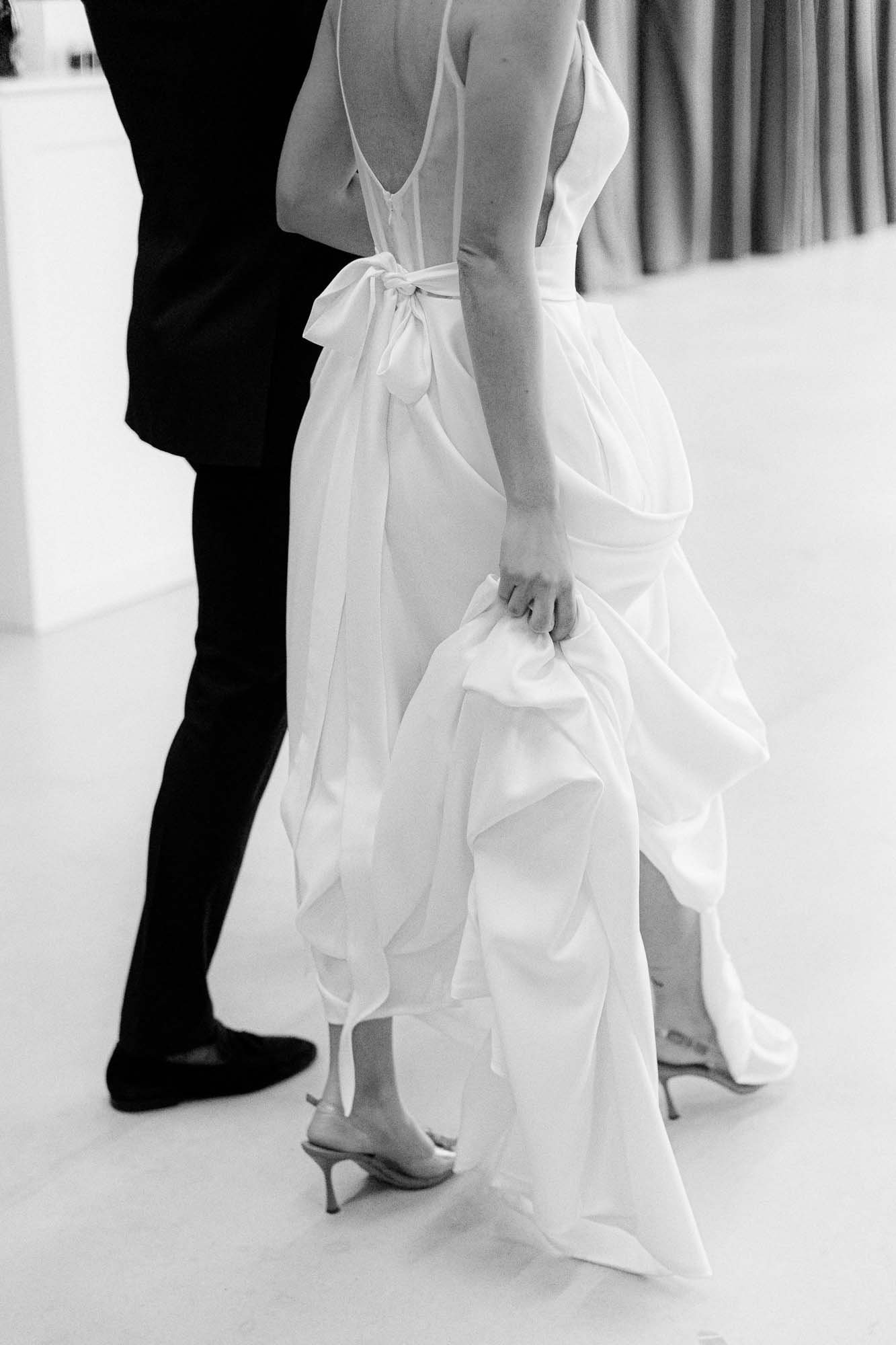 Nahaufnahme von Brautkleid und Anzug.