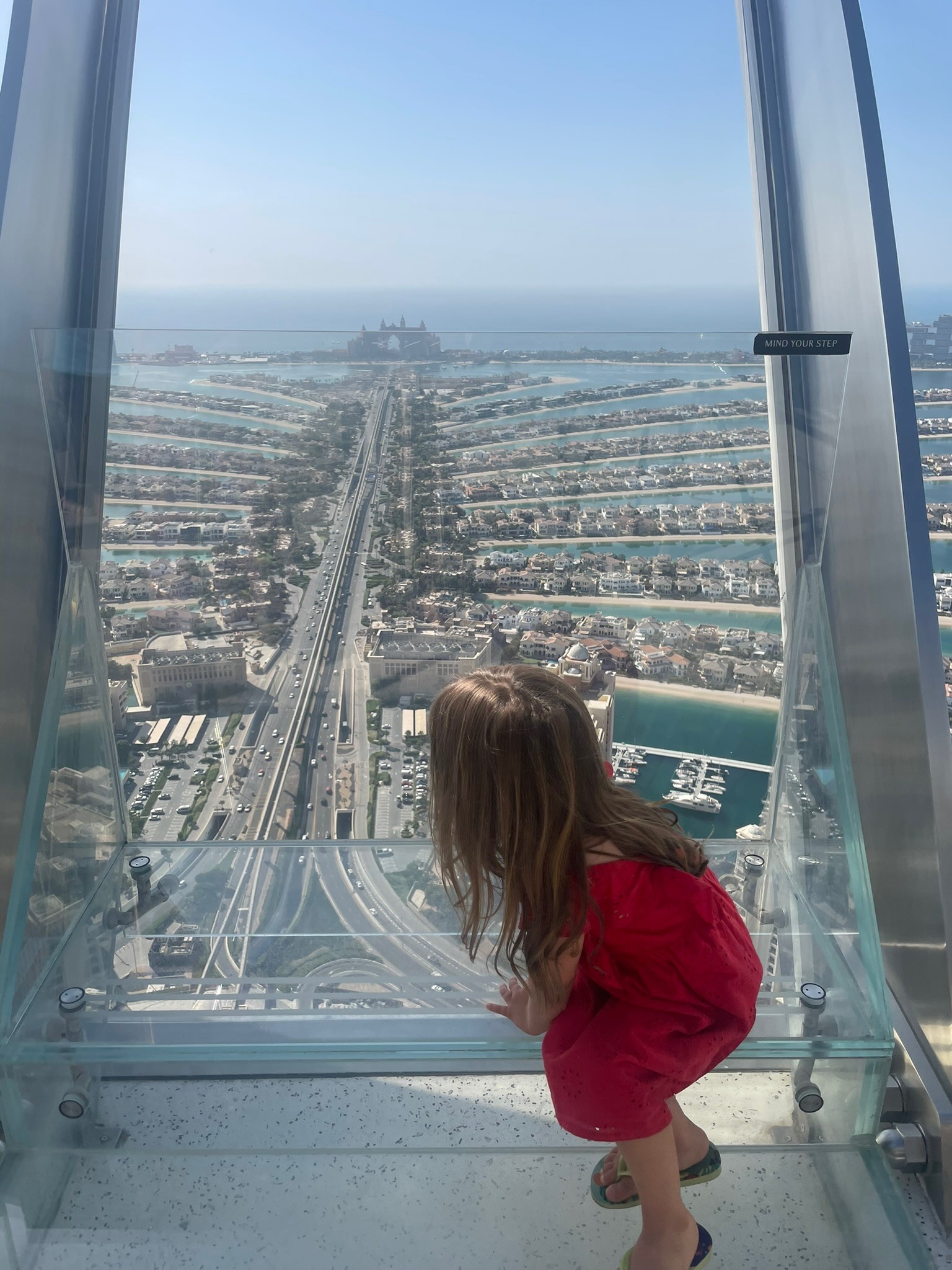 Criança aproveitando a vista do The Palm, em Dubai