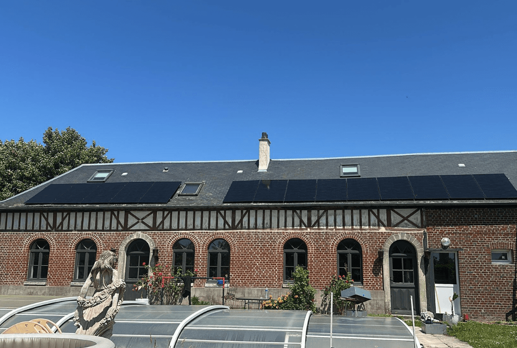 Photo d'une maison à Louvetot équipée de panneaux photovoltaïques dont l'installation a été faite par Solarock.