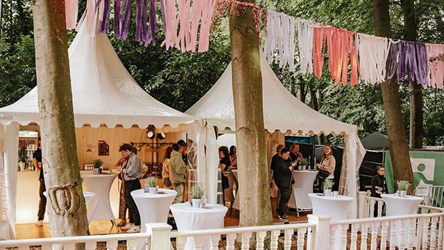 Festlich geschmückte VIP Zelte