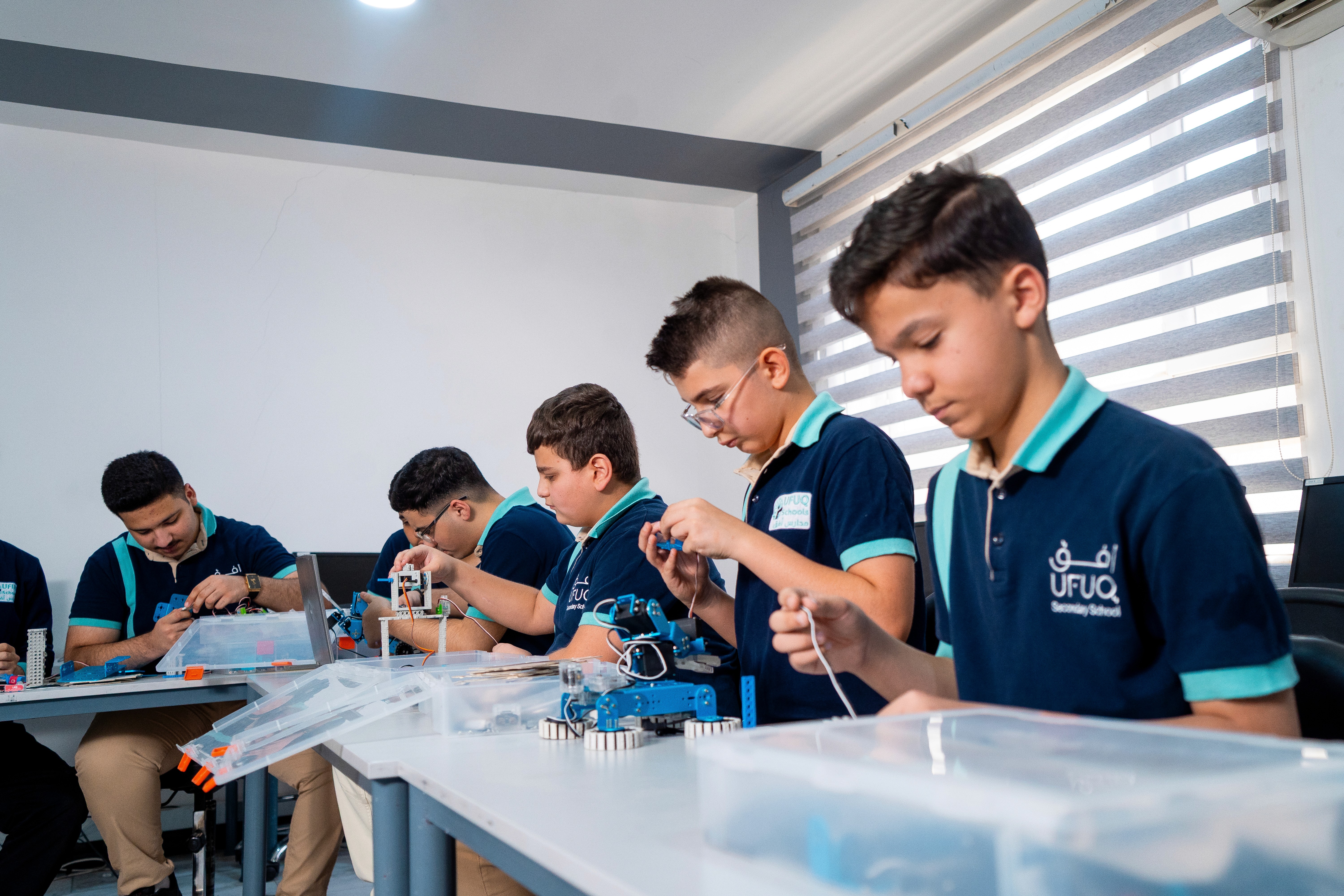 طالبات مختبر الكترونيات يتعلمون صناعة روبوت