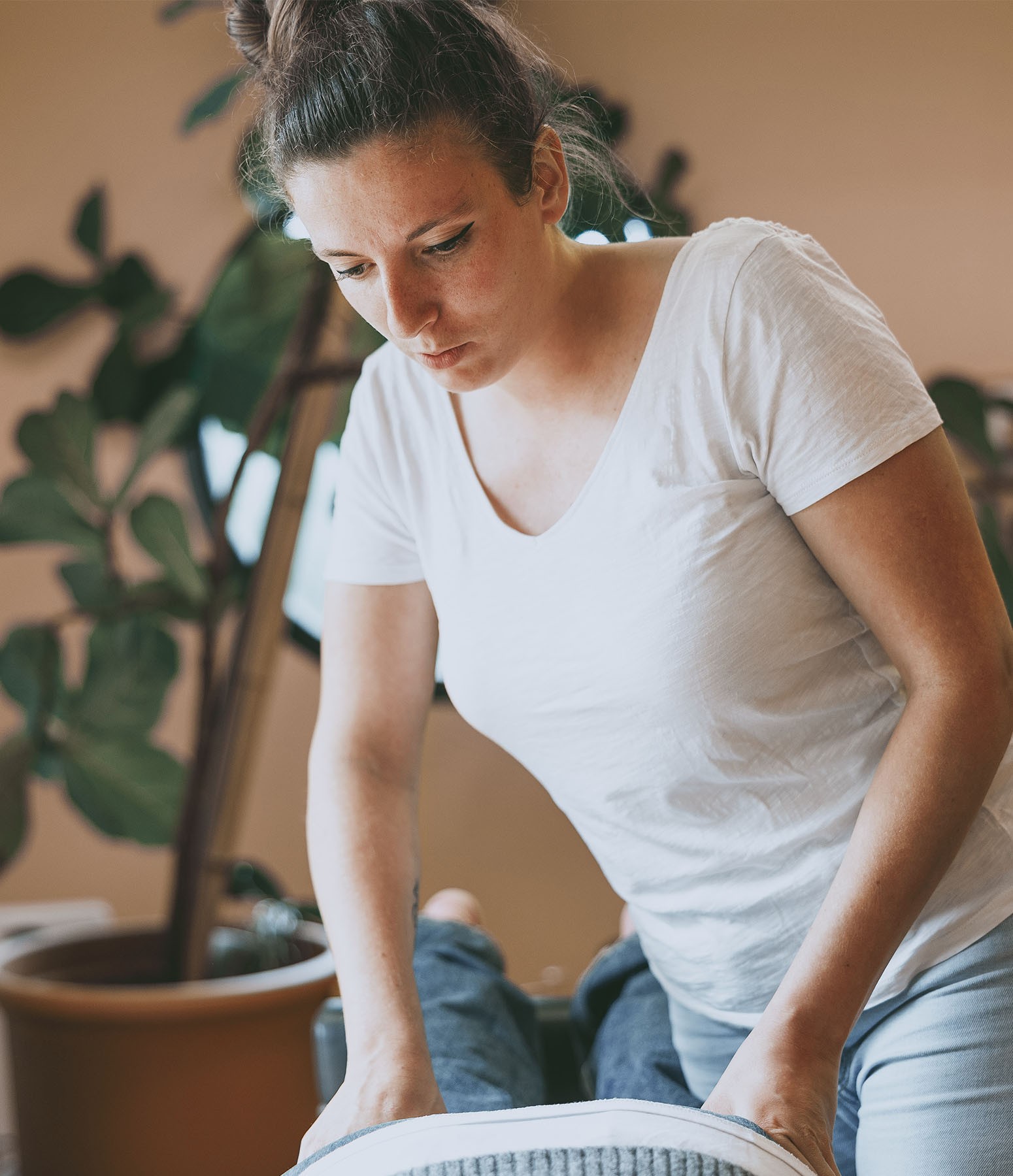 Elvire Nicolas appliquant un massage sur le dos d’un patient pour soulager le stress et les douleurs musculaires