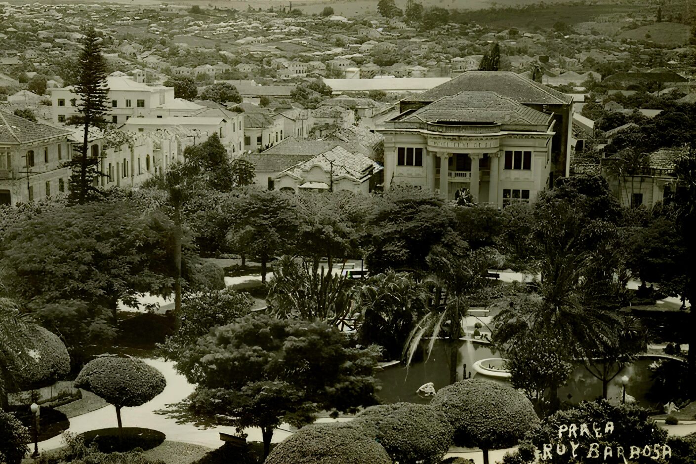 Vista aérea da Praça Rui Barbosa em Bauru na década de 50