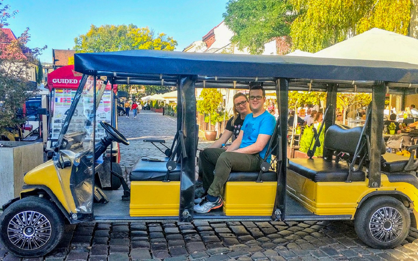 Golfkar-tour in de Kazimierz-wijk van Krakau met passagiers zittend.
