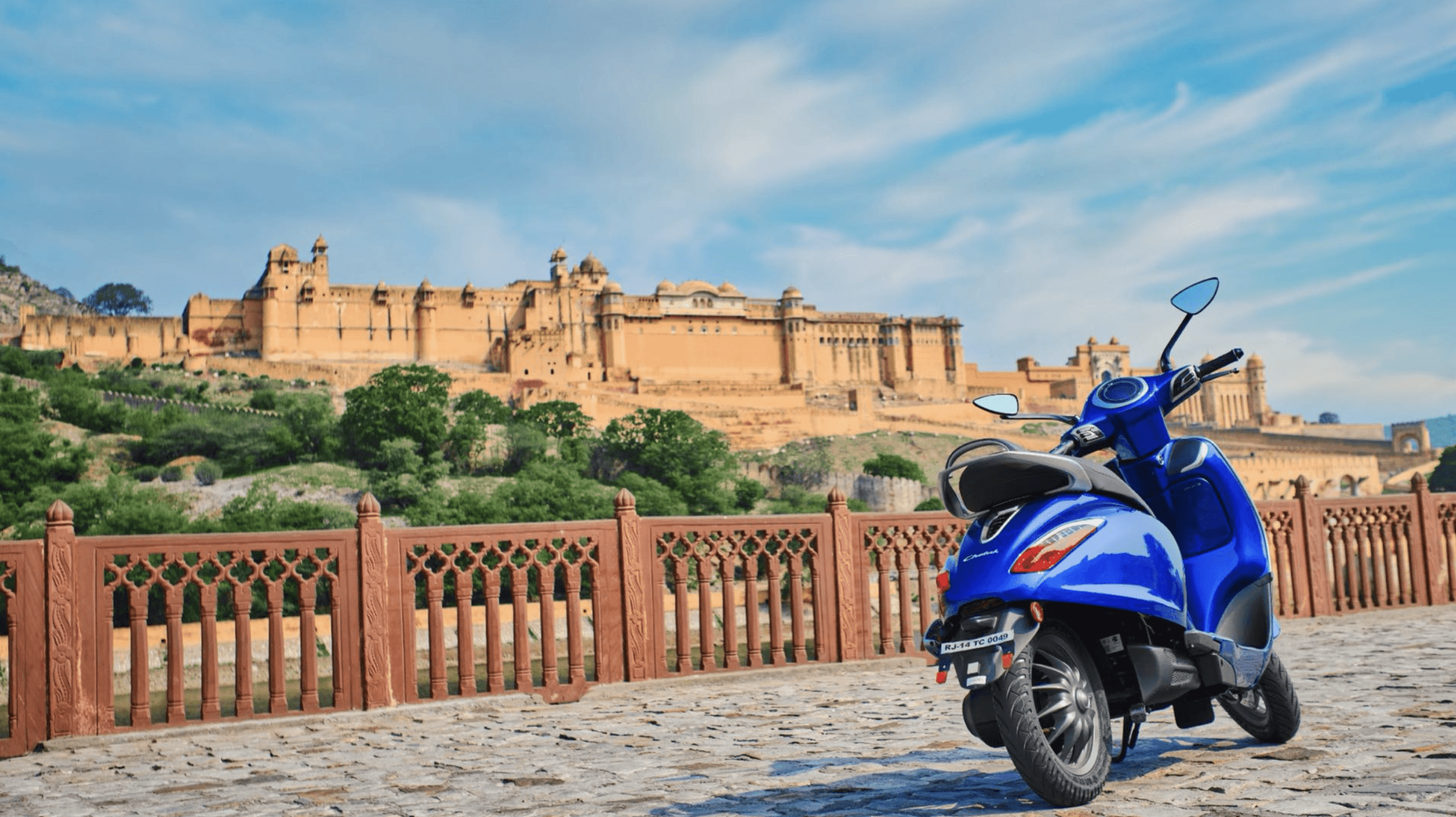 Person with light blue shirt looks to his right side