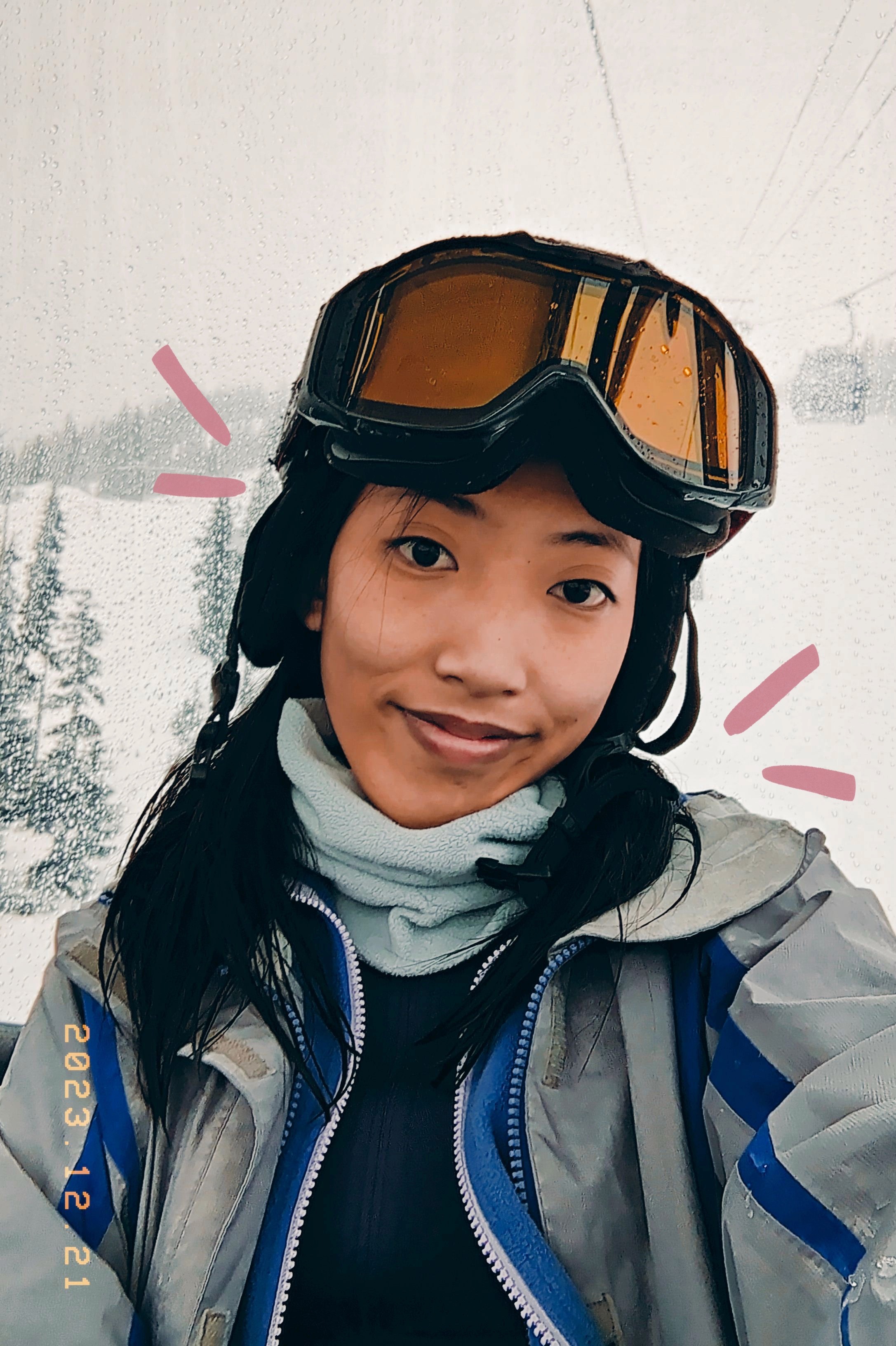 Selfie of Rebecca in her snowboarding gear.