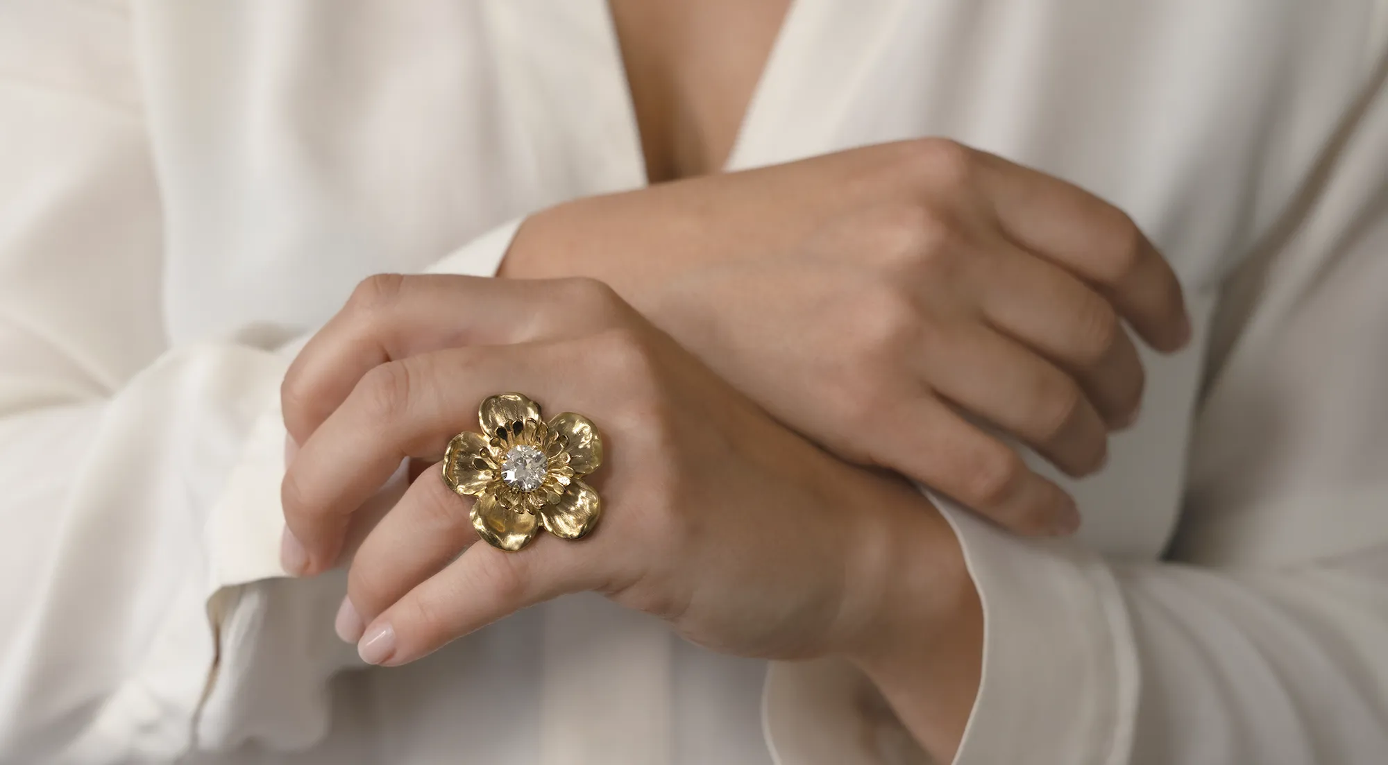Bague Anémone Maison Édéenne en or et diamants portée