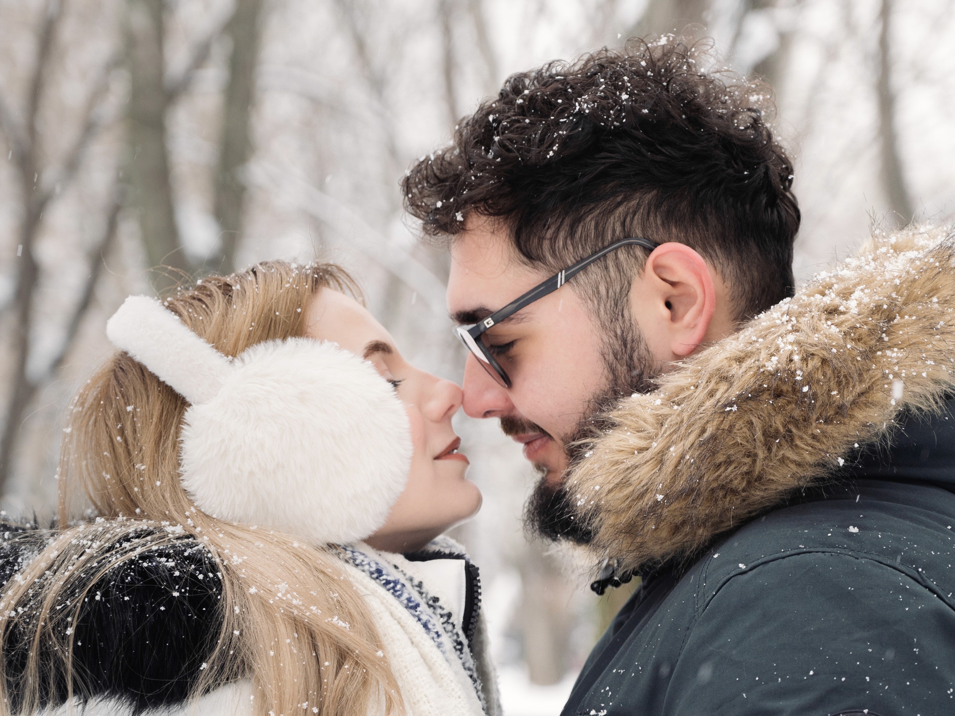 Portret apropiat cu un cuplu într-o ședință foto Save the Date de iarnă, emoție, conexiune și lumină soft