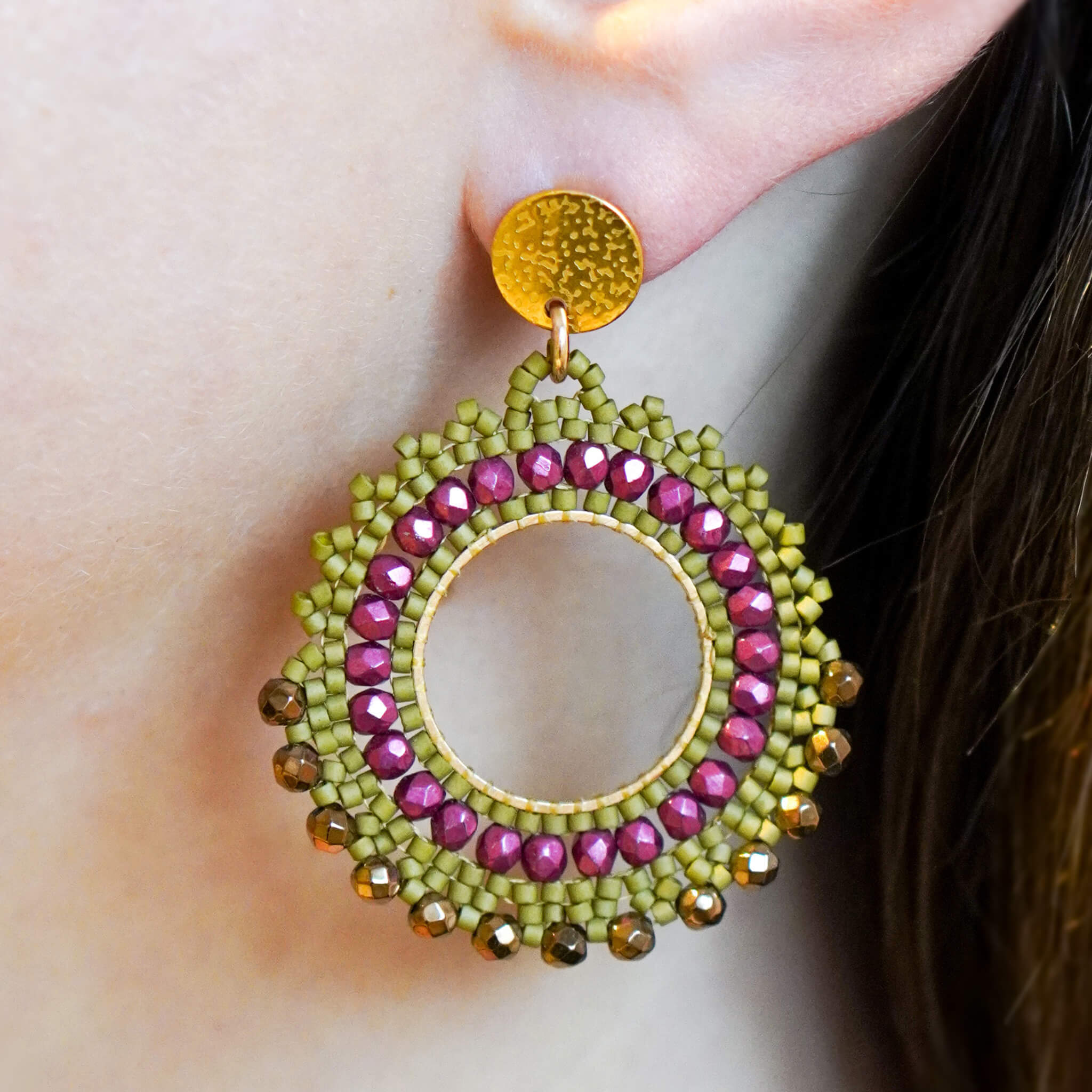 Kolczyki na bazie z koła ręcznie robione zielone bordowe brązowe matowo metaliczne