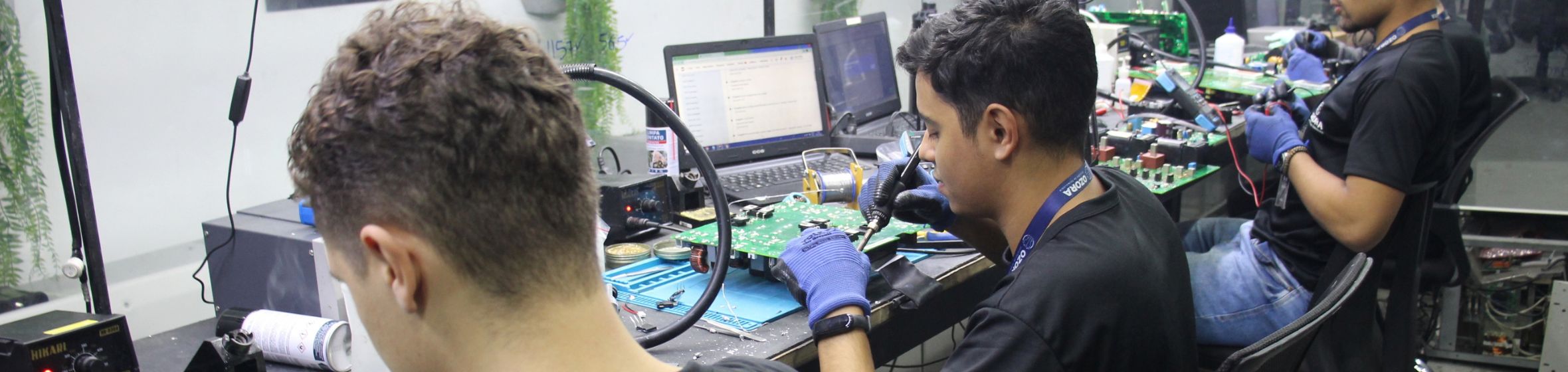 Equipe técnica em ambiente de oficina