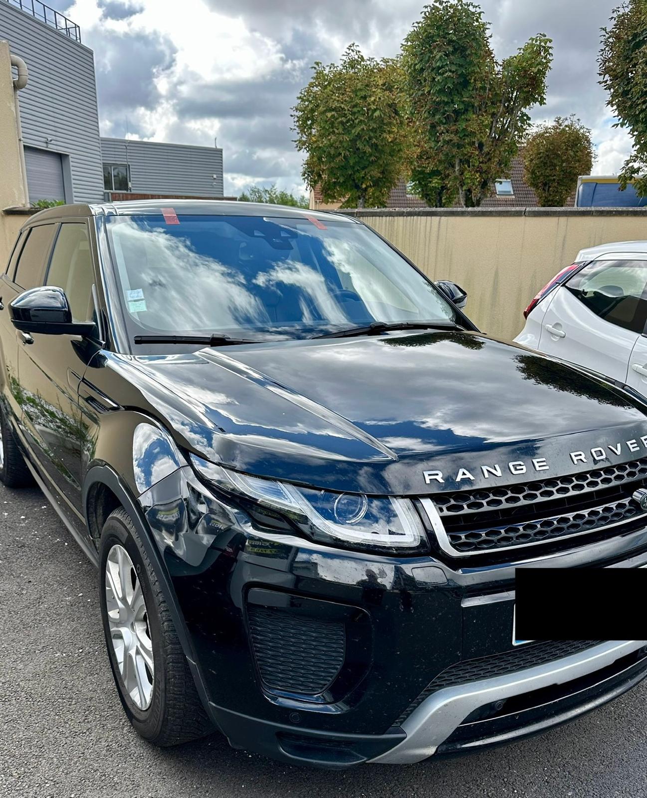 Voiture pendant le remplacement de pare-brise de N'Glass, spécialiste du remplacement de pare-brise à domicile à Guyancourt